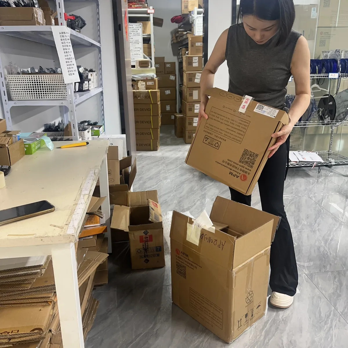 Hand-checked packing and consolidation at Huihexin