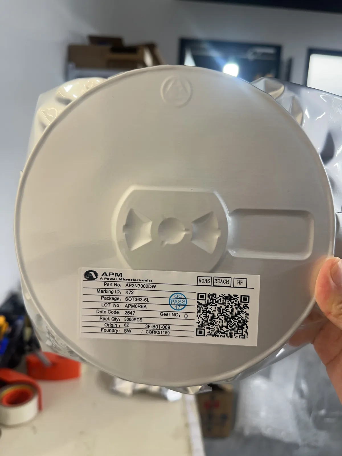 Sealed component reel with lot traceability label at Huihexin