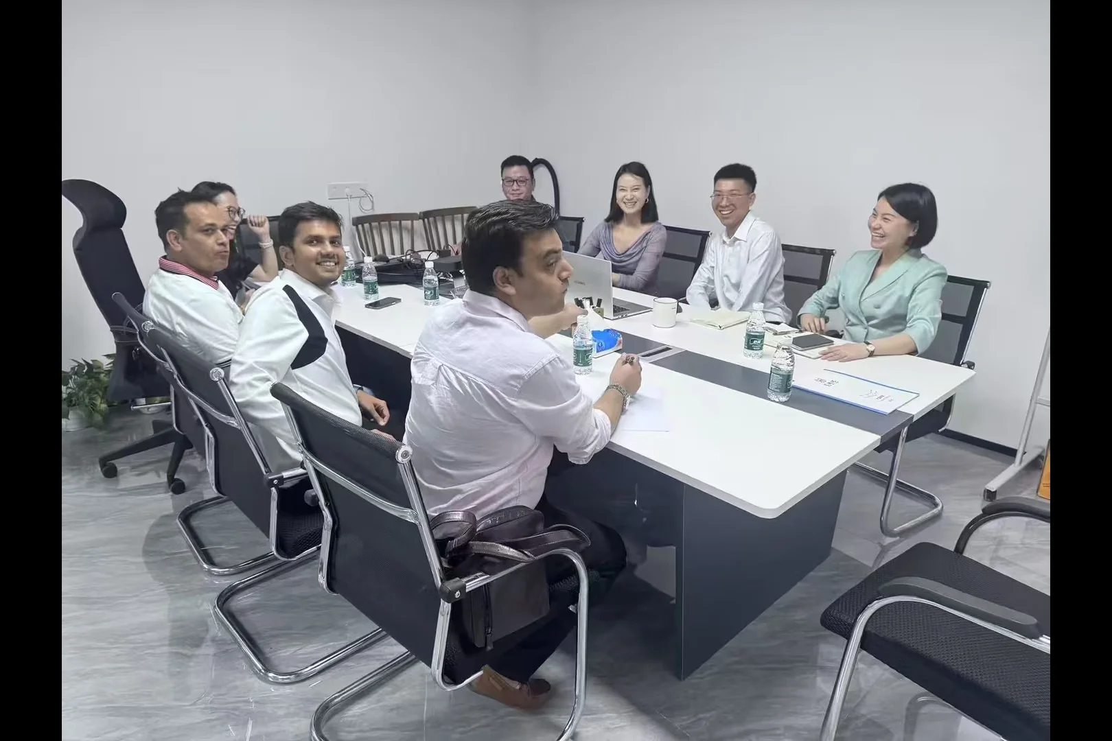 Buyers in a sourcing meeting with the Huihexin team